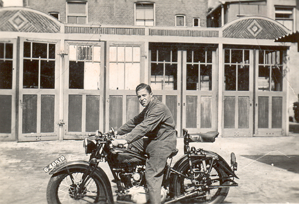 Motorfiets Foto van vader van Olga in 1936 gemaakt. 