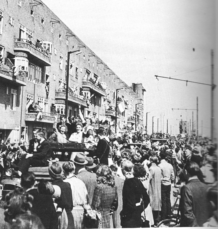 Bevrijding 1945 Bevrijding van Amsterdam 1945, binnenkomst over de Vrijheidslaan (toen Stalinlaan). (Foto opgestuurd door C.J. Kooiman die de intocht meemaakte )  