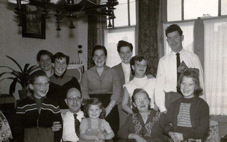 Vader en moeder Vas Dias en hun kinderen. Het hele gezin Vas Dias in 1953. De foto is afkomstig uit het foto archief van de familie Vas Dias. 
