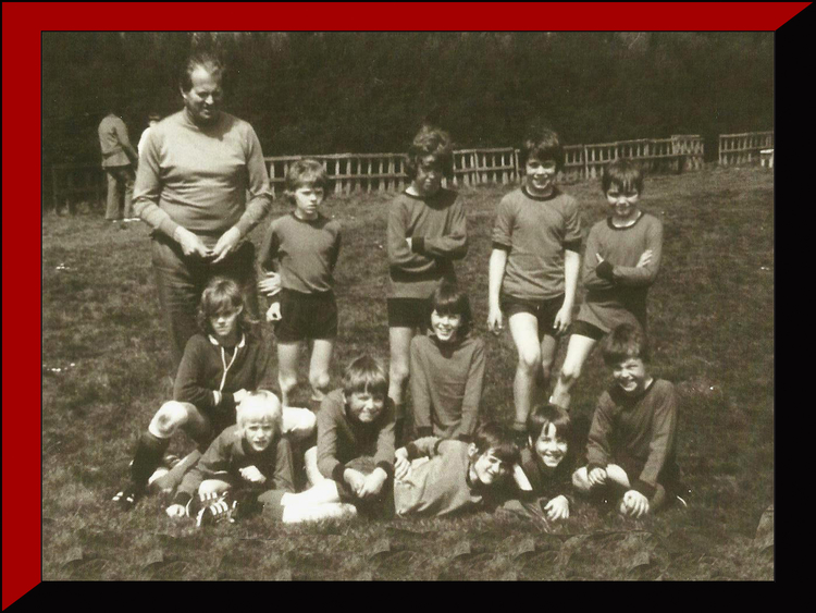 Jaap Manshanden sr. (L), ...Mols, ?, R.Ritzen, ?, keeper Szabo, ? , Fred Turkenburg, Marcel Manshanden, Johnny Duss, Marc de Winter.  