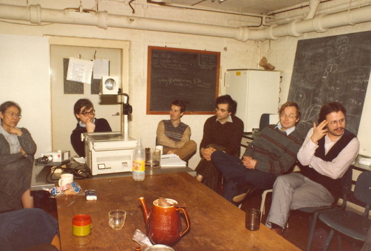  In het souterrain in het lab voor de Gezondheidsleer aan het Oosterpark. V.l.n.r. Otti Zanen-Lim, Ruud van ketel, Loek van Alphen, Lodewijk Spanjaard, Henk Bijlmer, Pieter Bol, 1981. 