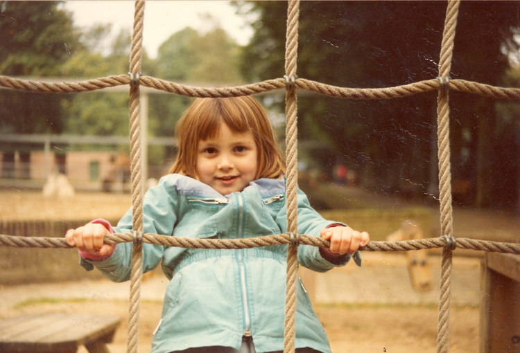  Pieters dochter Maaike op de speelplaats in het Oosterpark in 1983. Foto Pieter Bol 