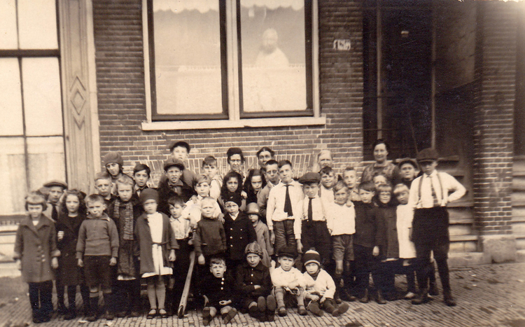 1. 1923-1925 of omstreeks, Bankastraat 185, Johannes v.d. Sluis (1916) met kruisje  <p>.<br />
<em>Foto: Ruud van der Sluis</em></p>