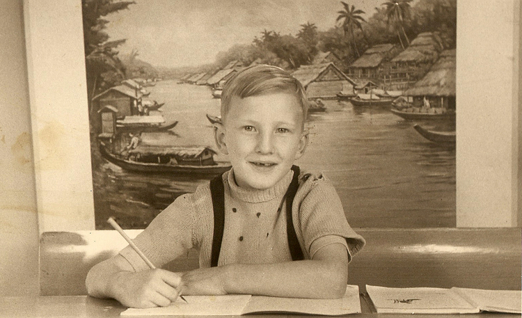 De eerste dag op de Niasschool op het Javaplantsoen - ± 1950 .<br />Foto: Bertus van Vliet 
