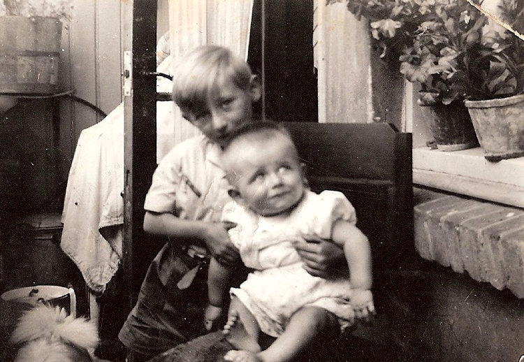 Met mijn broer Cor in 1940. Op het balkon van onze bovenburen, het echtpaar Boonstra. .<br />Foto: Bert van Eunen 