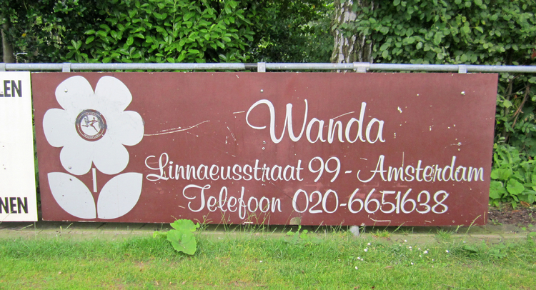 Linnaeusstraat 99 - 2013 .<br />Reclamebord op het voetbalveld van FORTIUS op Sportpark Middenmeer. De maker van het bord is Ron de Wit. 