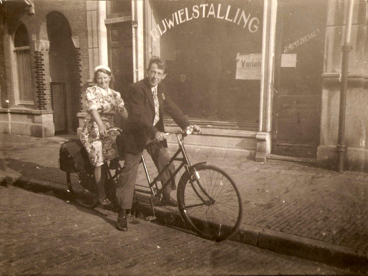 1e Atjehstraat Rijwielhersteller Jan Hintzbergen - ± 1950 .<br />Foto: Thea Plas- Heijstee 