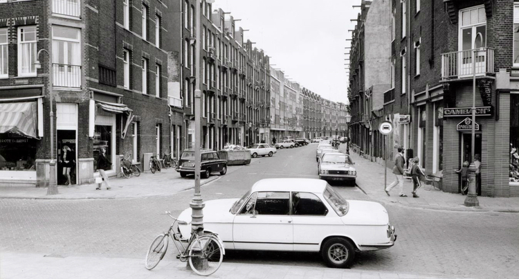 1e Atjehstraat (links op de hoek zat Bakker Blank) - 1974 .<br />Foto: Beeldbank Amsterdam 