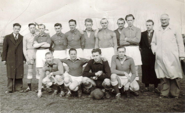 1e elftal 1950  <p>1e elftal 1950<br />
Staande van links naar rechts: Bennie Haak, Piet Buysman, Gerry van den Boogaard, Frits van de Berg, Hanny Smit, Hanny Okkes, Jan Oostwal, Henk Tier, Bertus Veenendaal, Willy de Rijke en voorzitter G. Smit<br />
Gehurkt van links naar rechts: Gerrit Damming, Gerrie Smit, Bertus van de Glas en Gerrit Hilgers.</p>