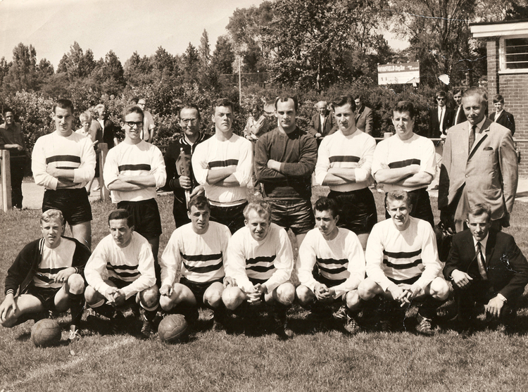 1e elftal seizoen 1964 - 1965  <p>1e elftal - Seizoen 1964 - 1965<br />
Staand van links naar rechts: H. van Nijnatten,Chr. Pool, Grensrechter ?, F. van Eerden, C. Vonk, J. Hazendonk, Chr. Eijzinga, Masseur Rinus de Jong.<br />
Zittend van links naar rechts: Jan van de Pas, S. Derks, W. van Eikeren, G. Bartelings, Th. Bernard, J. Kraan, G. van Seumeren.<br />
Bron: Geert Bartelings</p>