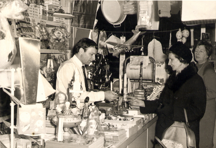 1e Oosterparkstraat 96 - 1968 Raymond Boffin in de winkel in 1968, het jaar van de overdracht. De vrouw rechts op de foto is mevrouw Alderse Baes, tante Kiek voor Raymond. In die tijd wordt de winkel ook wel het ‘rommelwinkeltje’ genoemd.<br />.<br />Foto: Raymond Boffin 