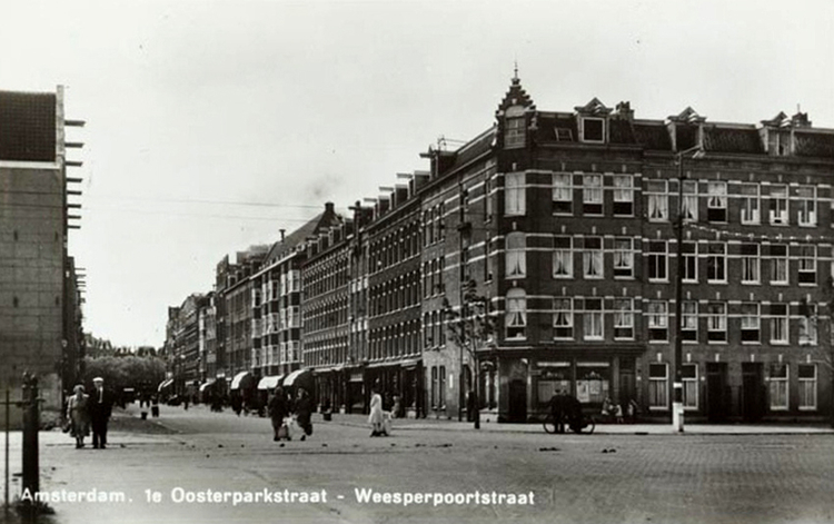 1e Oosterparkstraat 105 hoek Wibautstraat - ± 1955 .<br />Foto: John Haen 