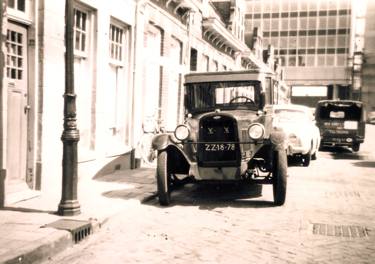 1e Ringdijkstraat kort voor de sloop 1969 .<br />De auto is een Chrevolet bouwjaar 1928. Op de achtergrond het Europahuis.<br />.<br />Foto: Jan van Deudekom 