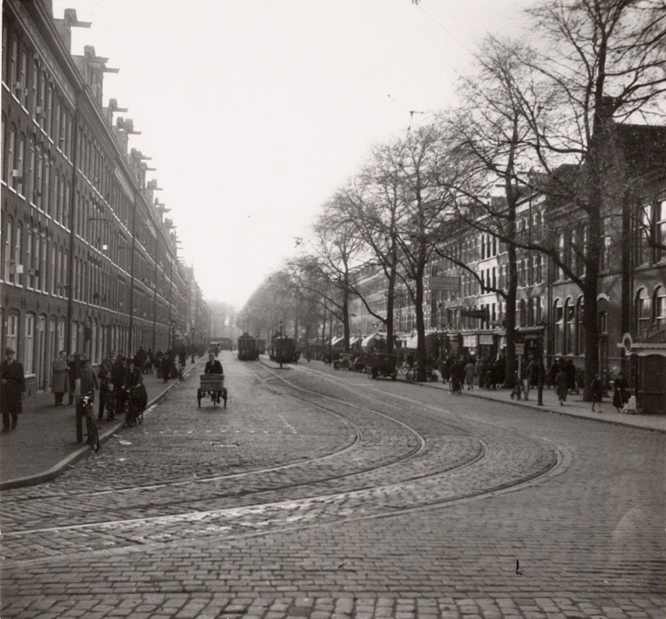1e van Swindenstraat, gezien van Pontanusstraat naar Linnaeusstraat. 1938 Foto: Beeldbank Stadsarchief Amsterdam 