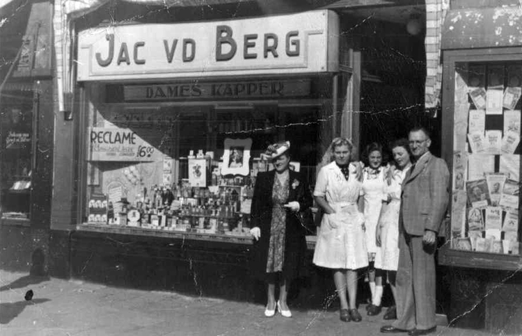 1e van Swindenstraat 37 - 1930 .<br />Vader Ko v.d. Berg voor zijn winkel in de 1e van Swindenstraat 37. .<br />Vader Ko v.d. Berg voor zijn winkel in de 1e van Swindenstraat 37.<br />Klik rechts bovenaan op de foto en de foto wordt vergroot weergegeven. 