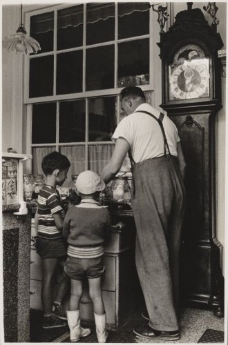 kinderen kopen snoep Foto van Chris de Ruig, genomen tussen 1950 en 1958 in de Jordaan.<br />Bron: beeldbank Stads Archief Amsterdam 
