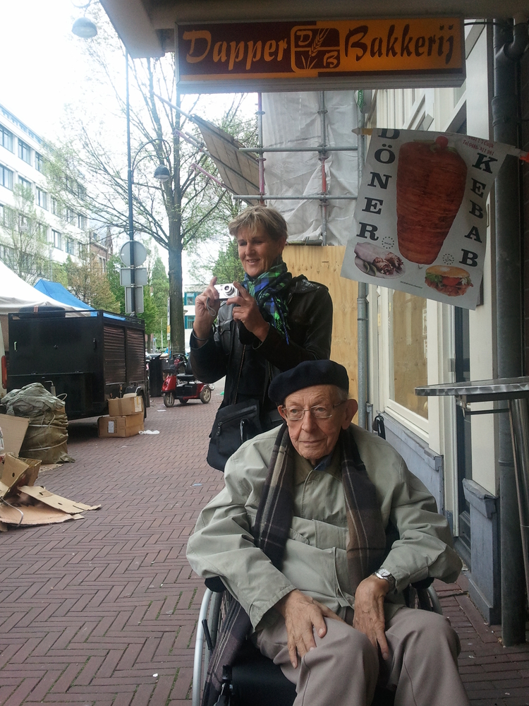  Meneer Donker met vrijwilligster Tiny.<br />Foto: Jo Haen 