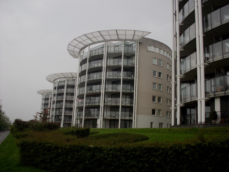 Langs de Amstel zijn deze hoge woontorens gebouwd.  