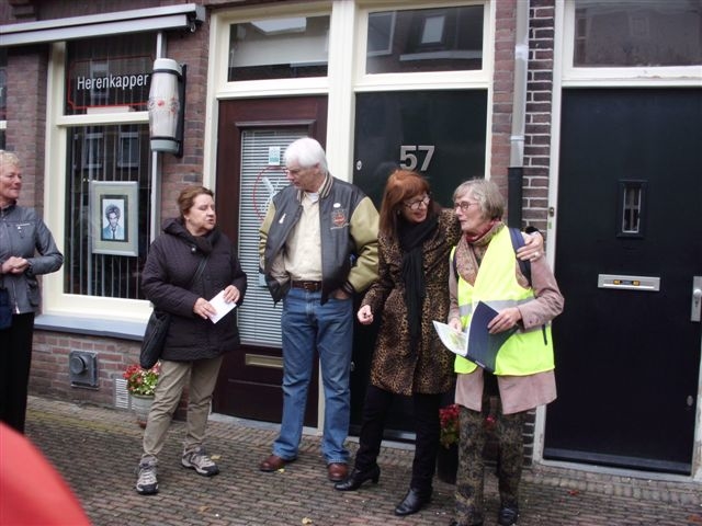 Fahrenheitstraat 57 - 2012 .<br />De kapper met zijn vrouw staan voor de deur, samen met Ria Evertse-Staartjes en Jo Haen. 