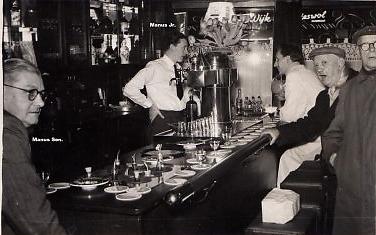 Bij tante  Marie Manus jr achter de bar in Café Reijnders in 1954. 
