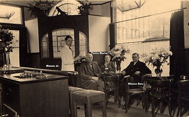 Bij tante Marie In café Reijnders in 1948 met links Manus jr, geheel rechts Manus sr. en in het midden Tante Marie. 
