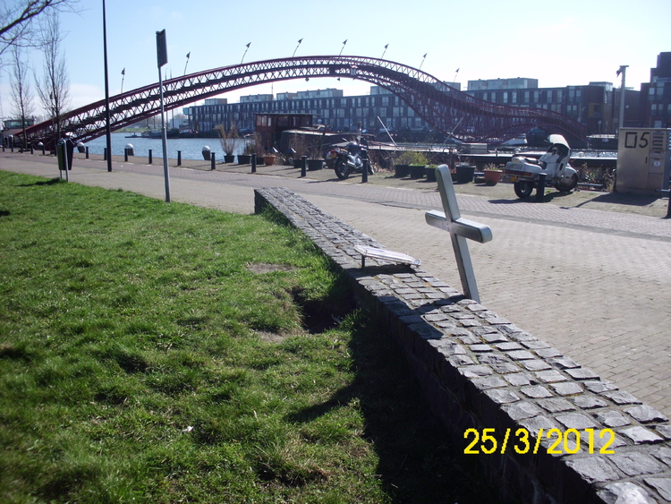 De Pythonbrug met op de voorgrond het kruisje van Keesje Brijde. .<br />Foto: John Haen 