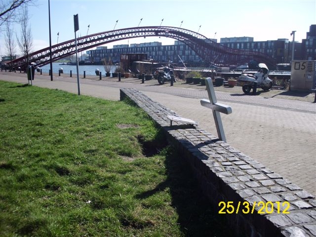 De pythonbrug met op de voorgrond het kruisje van Keesje Brijde.  <p>.<br />
Foto: John Haen</p>
