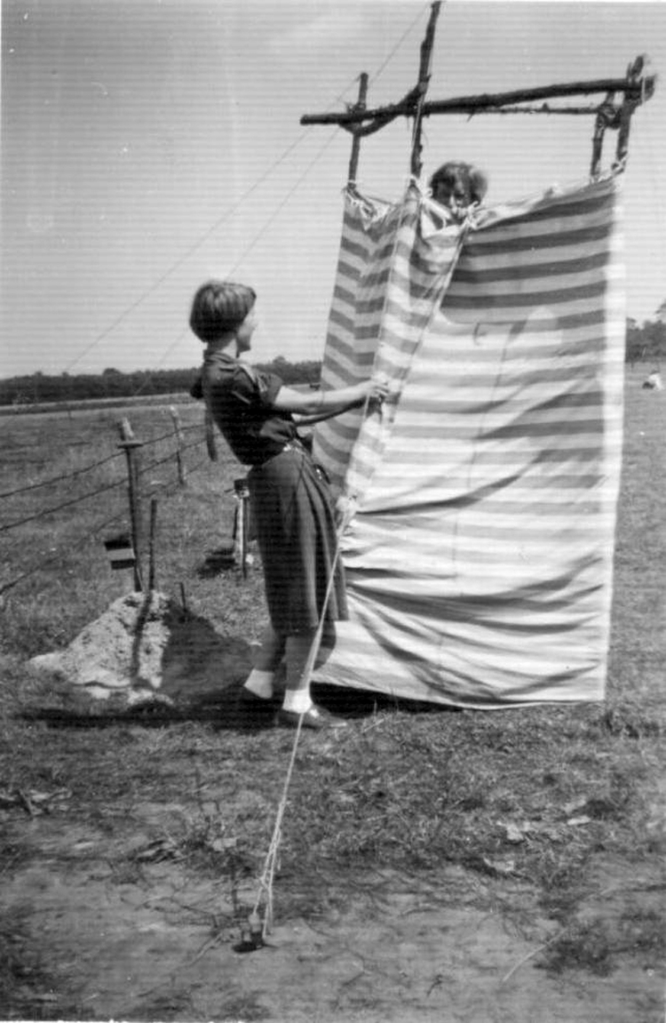  Hier is men bezig een z.g. 'hudo' te maken, een kamptoilet. (HUDO betekent: houdt uw darmen open). 1952<br />Foto: Ineke Haen 
