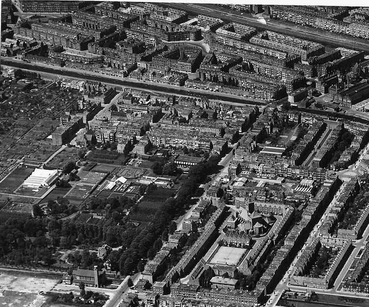 28-7-1948 Volkstuinencomplex Klein Danzig linksboven. Het witte rondje is de fontein.  <p>.</p>

<p>Foto: John Haen<br />
<em>Voor vergroting van deze foto klik rechtsboven op de foto.</em></p>