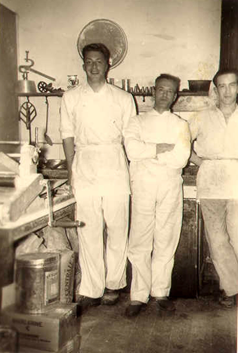  In de banketafdeling: links Hans, midden mijn vader, rechts broodbakker Tholen,  +/- 1954. 