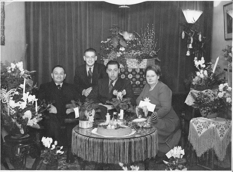Thuiskomst oudste zoon uit Ned. Indië - 24-12-1949 Foto genomen in de voorkamer (salon).<br />.<br />Foto: Sylvia van den Brink-van der Lichte 