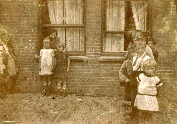 2. ca. 1924, Ternatestraat 40 volgens tekst acherzijde maar waarschijnlijker is Javaplein 36. In en bij het raam Greet (1901), linksvoor Jacoba (1918), rechtvoor Cor (1920), allen Battermann. .<br />Foto: Ruud van der Sluis 