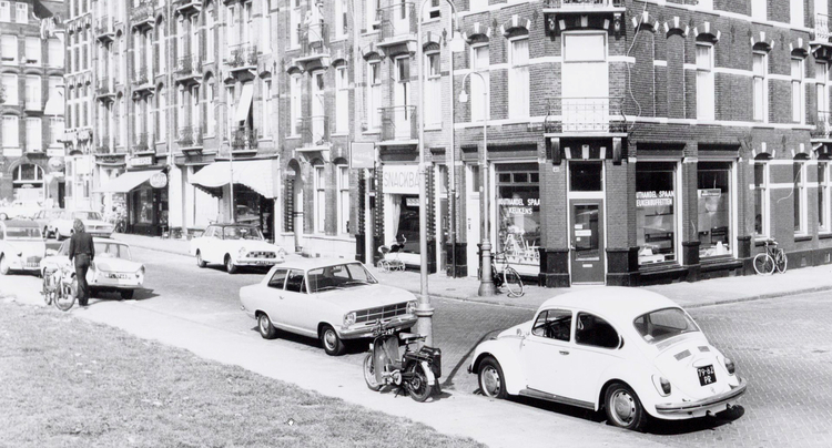 Celebesstraat 45 - 2e winkel van de hoek links) - 1972** .<br />Foto: Beeldbank Amsterdam 