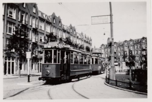 Krugerplein. Krugerplein, gezien in noordoostelijke richting, met tramlijn 3.<br />Datering 30 augustus 1942. Bron: Beeldbank Stadsarchief Amsterdam. 
