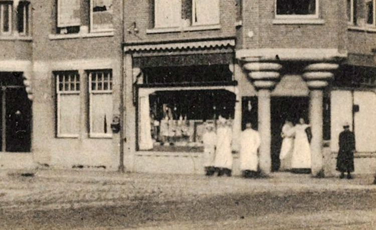 Linnaeusstraat 80 - 1900 .<br />Foto: Beeldbank Amsterdam 