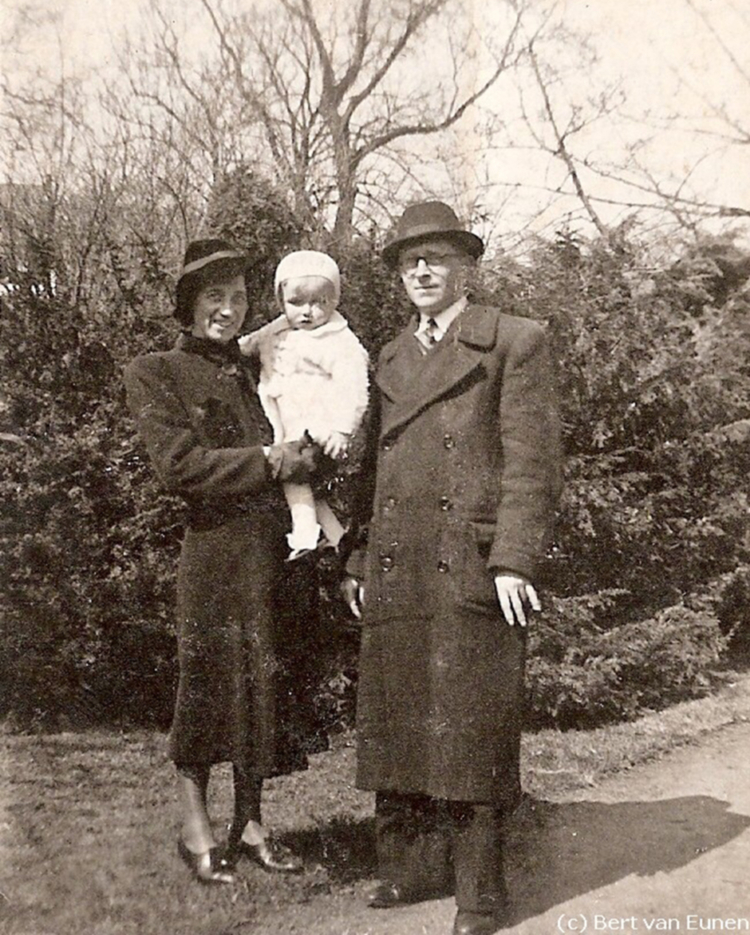 Met mijn ouders in april 1941. .<br />Foto: Bert van Eunen 