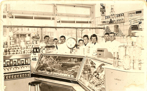 De winkel van Slagerij Mulder rond 1957. Herman en Jaap staan rechts van de weegschaal samen met hun ouders en personeel. .<br />Foto: Herman Mulder © 