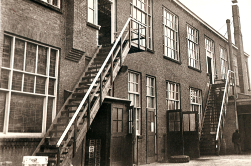 Opgang noodkerk in de Bessemerstraat 1958 .<br />Foto: Jan van Deudekom 