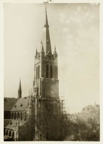 De Bonifatiuskerk op het Kastanjeplein. Afgebroken in 1984.  