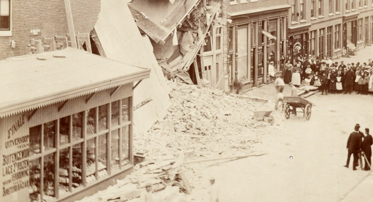 Uitsnede. Het ingestorte huis is nr. 48 in de Pieter Neuwlandstraat - 1899 .<br />Foto: Beeldbank Amsterdam 
