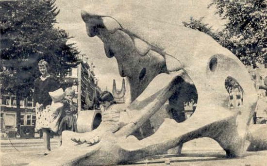 De dochter van Jan Vrolijk op het Cobra kunstwerk op het Iepenplein, rond 1965 