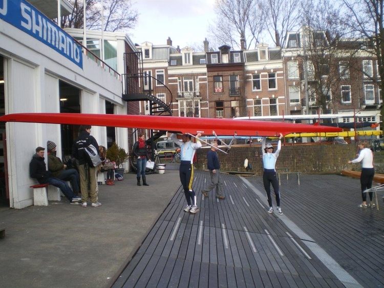 De roeivereniging aan de Amstel in actie Foto: Hans van Onna 