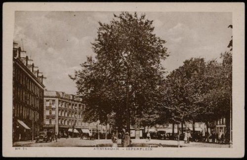 Iepenplein. Prentbriefkaart van het Iepenplein, datering 1935. Bron: Beeldbank Stadsarchief Amsterdam. 