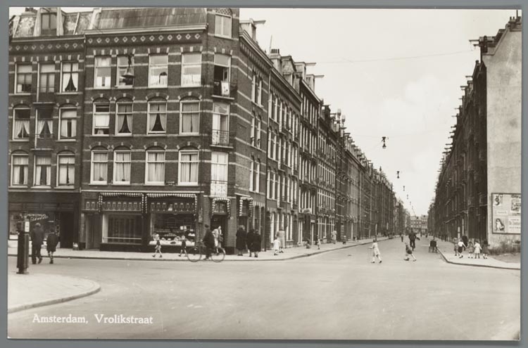 Vrolikstraat. Prentbriefkaart van de Vrolikstraat in Amsterdam-Oost, ca. 1940.<br />Collectie Jaap van Velzen, Joods Historisch Museum. 