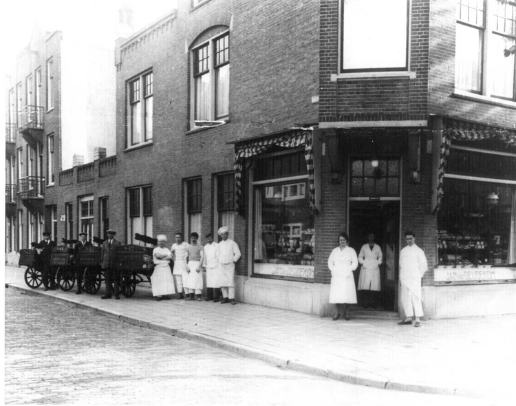  De bakkerij met winkel Willem Beukelszstraat 35 in 1930. De oprichter van de zaak met vrouw en personeel poseren voor de fotograaf.<br />Foto: Jan van Deudekom. 