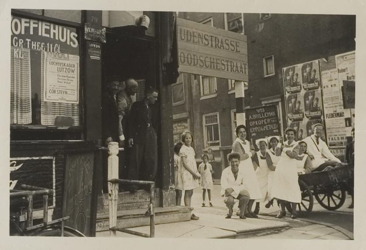 Toen het nog kon! Foto van het verplegend personeel van het Ned. Isr. Ziekenhuis in Amsterdam tijdens een wandeling in de Jodenbuurt, 1941.<br />Bron: fotocollectie van het Joods Historisch museum. 