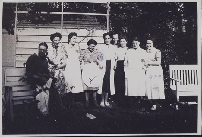 Personeel van het NIZ. Groepsfoto van personeel van het Ned. Isr. Ziekenhuis met jodenster, 1942.<br />Bron: fotocollectie van het Joods Historisch museum. 