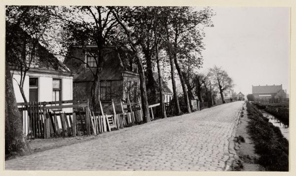 Schagerlaan 1929  <p>Dezelfde Schagerlaan, maar dan 80 jaar geleden. Prachtige foto ! Ook weer via Alwin Müller gekregen.<br />
Foto: Beeldbank Stadsarchief Amsterdam</p>