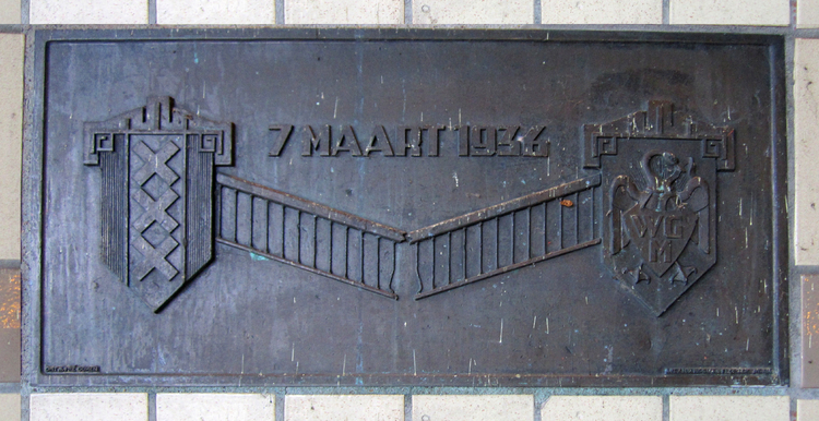 Plaquette onthuld op 7 maart 1936 in het viaduct bij de Archimedesweg.... .<br />Foto: Jo Haen 