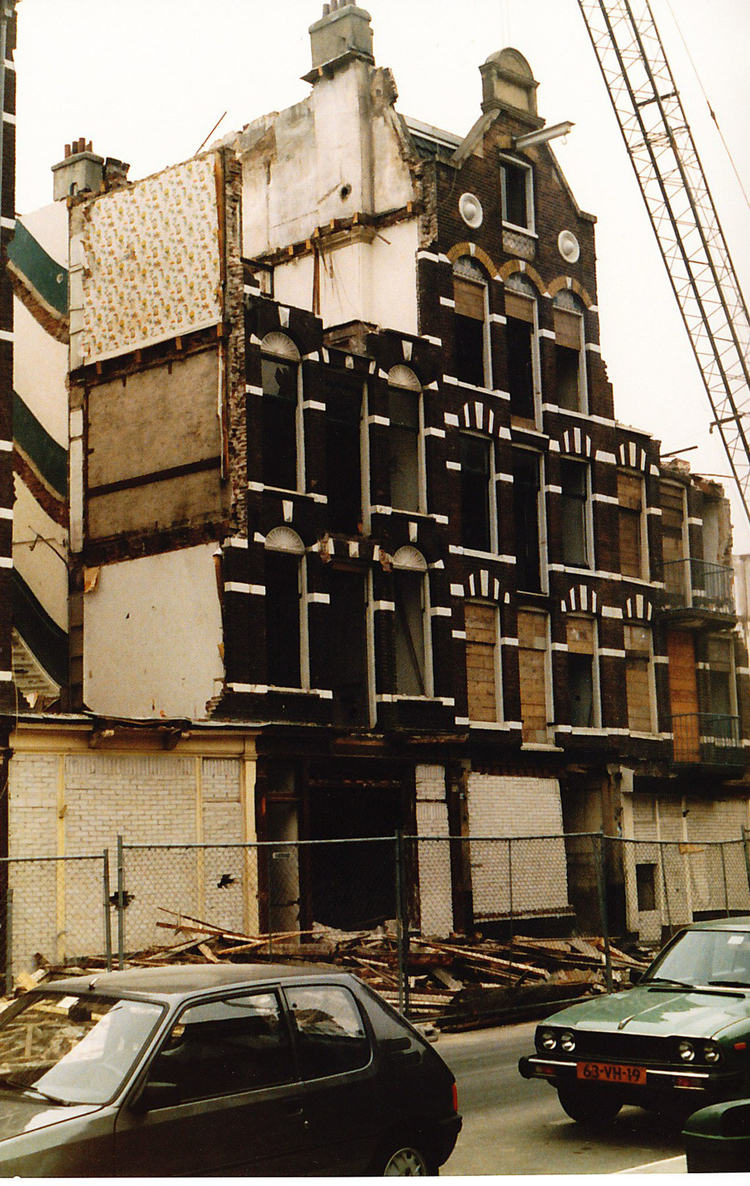 De sloop van de slagerij aan de 1e Oosterparkstraat in 1985  